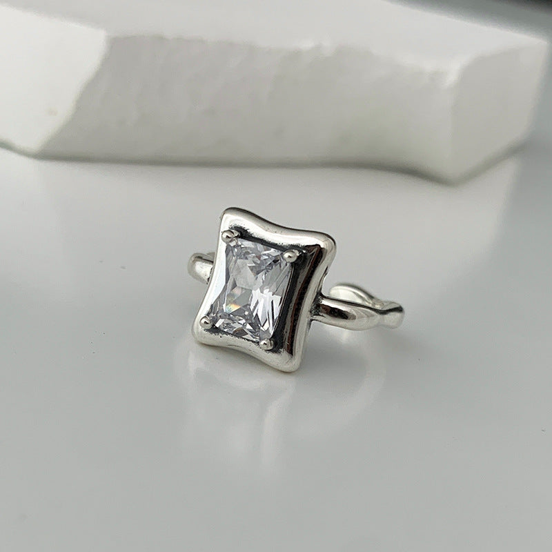 Unregelmäßiger Zirkonia-Ring