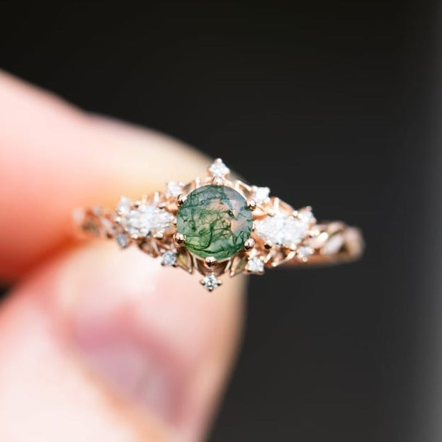 Runder Moosachat-Ring mit Akzent aus labordiamant