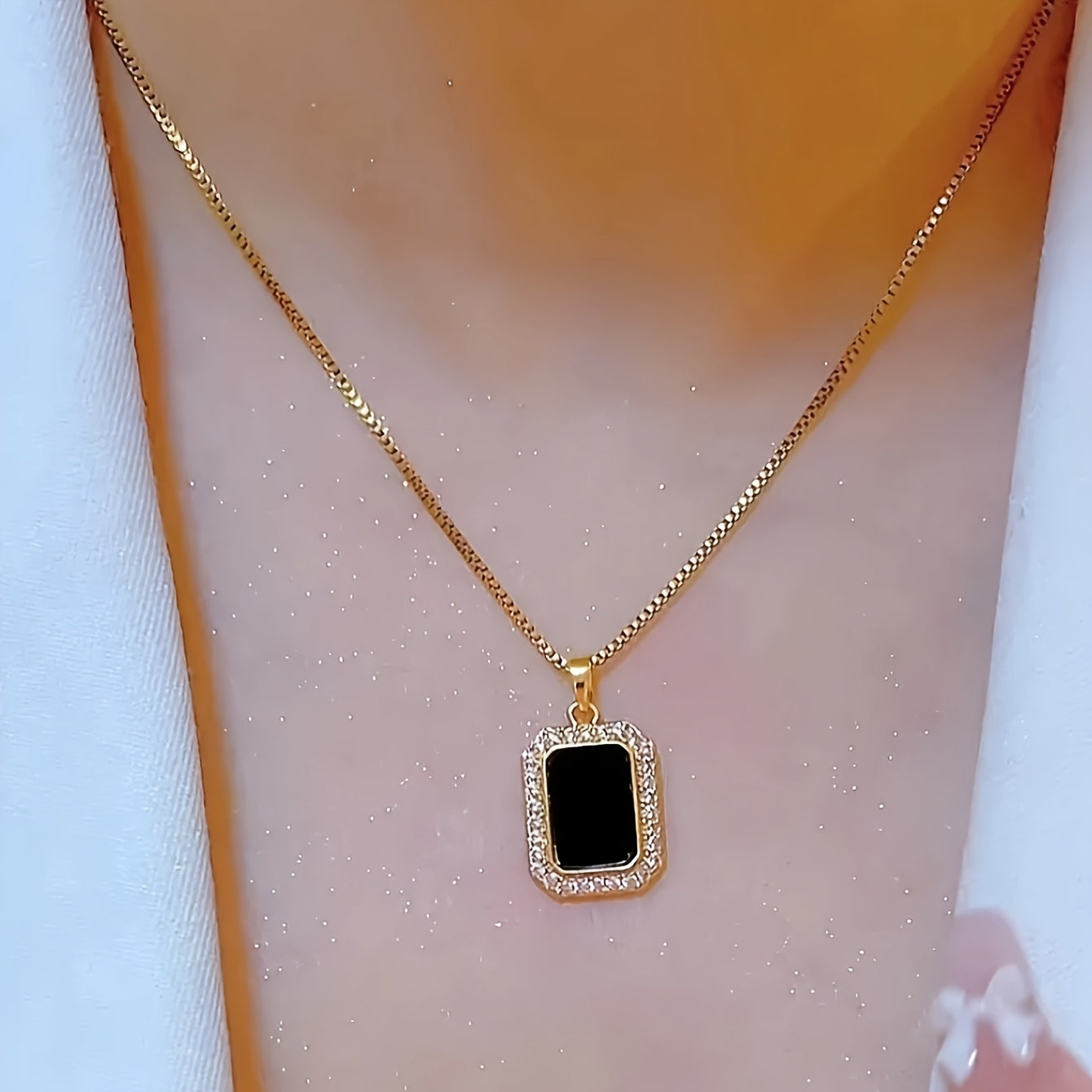 Elegante schwarze Anhänger-Halskette mit funkelnden Akzenten