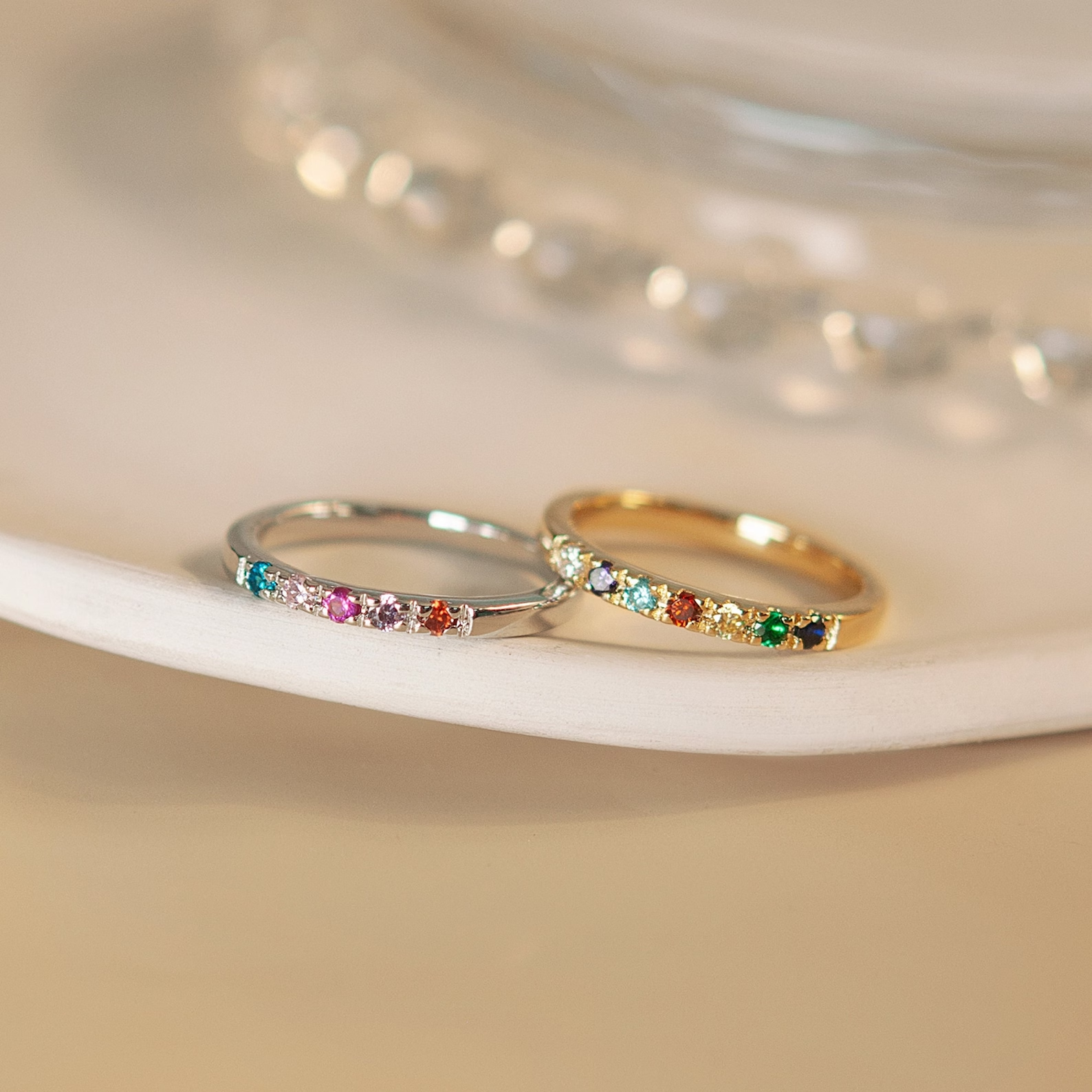 Zarter Goldener Geburtsstein-Ring – Familienschmuck mit Bedeutung