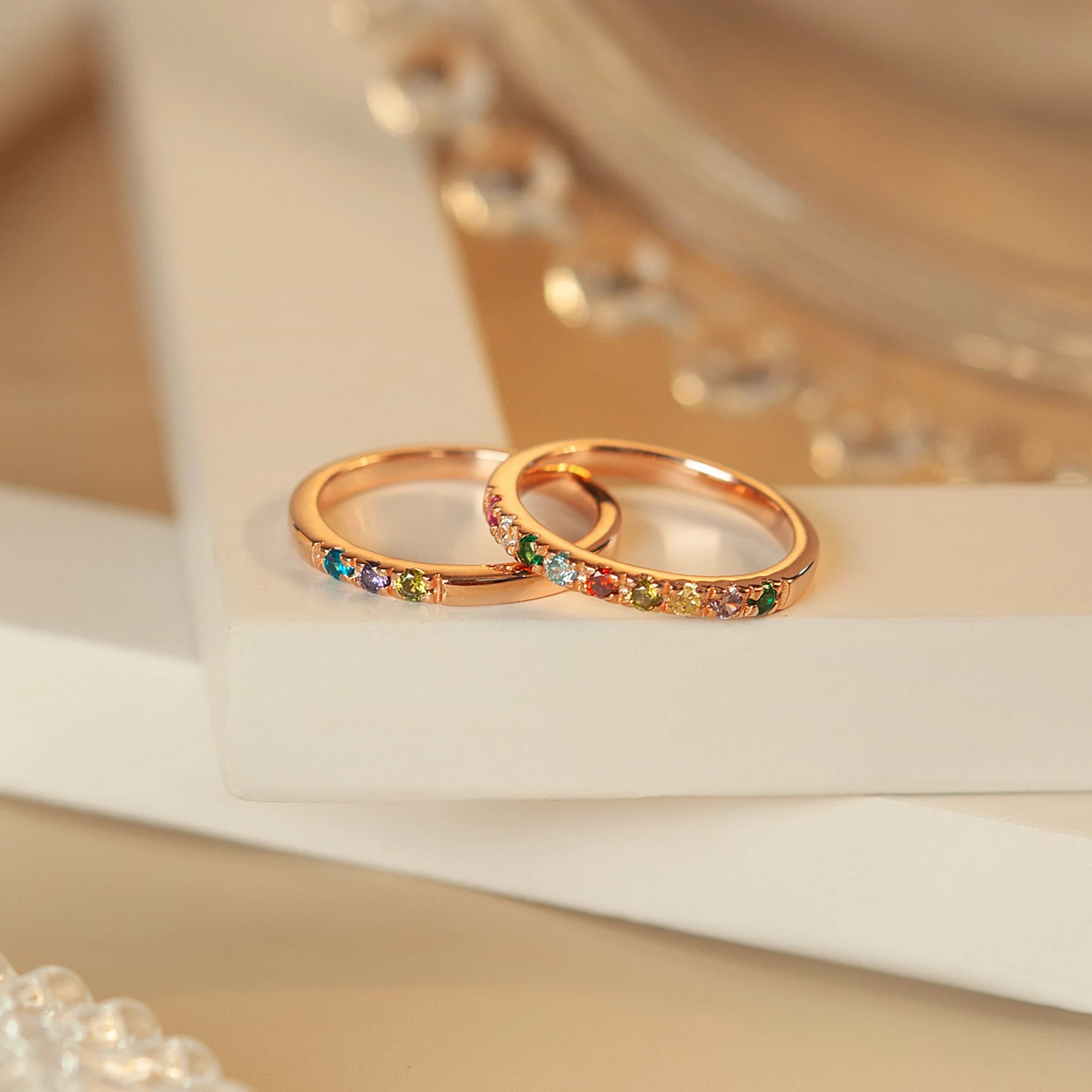 Zarter Goldener Geburtsstein-Ring – Familienschmuck mit Bedeutung