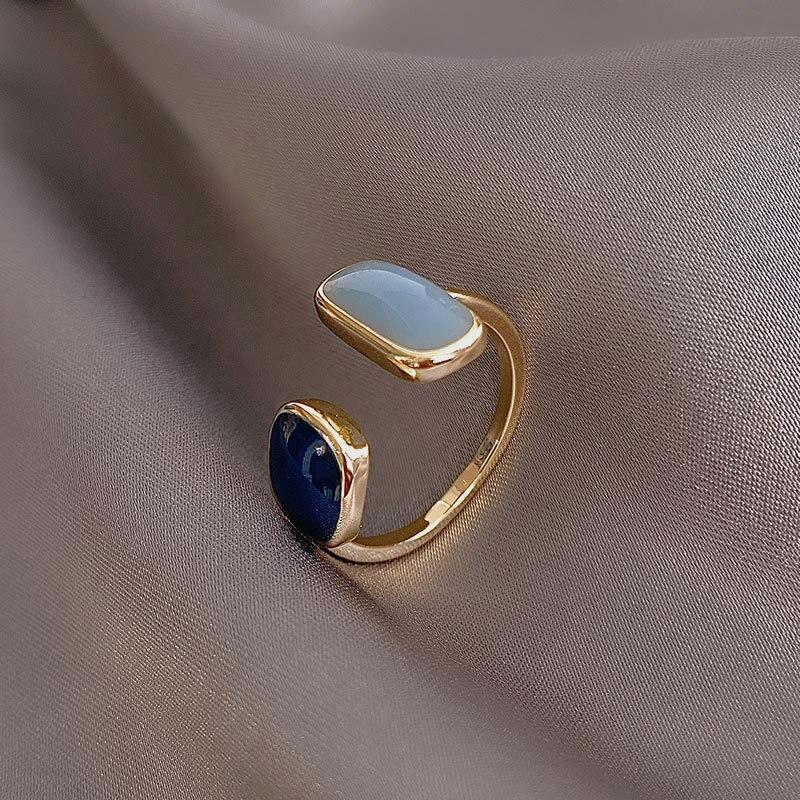 Eleganter offener Ring mit Saphir