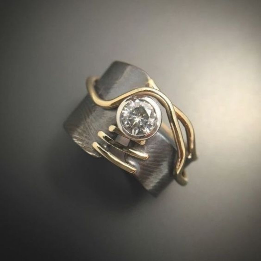 Vintage-Ring aus dunklem Silber mit Zirkonia