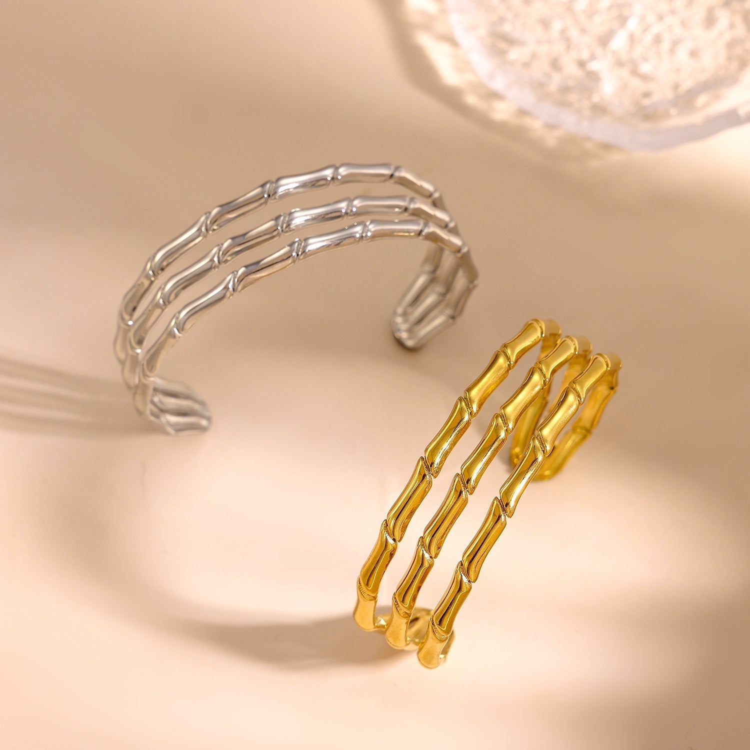 Cece C-förmiges Titan-Stahl-Armband - Gold