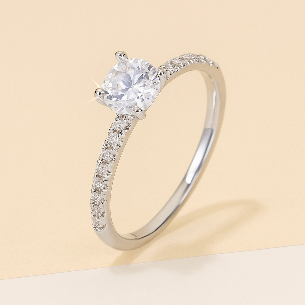 Elegante minimalistische Vier-Krallen-Zirkonia-Verlobung