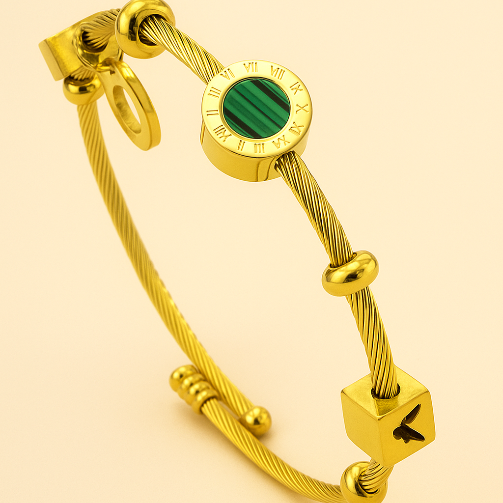 Elegantes goldenes Manschettenarmband mit grünen Steinen und Goldperlen