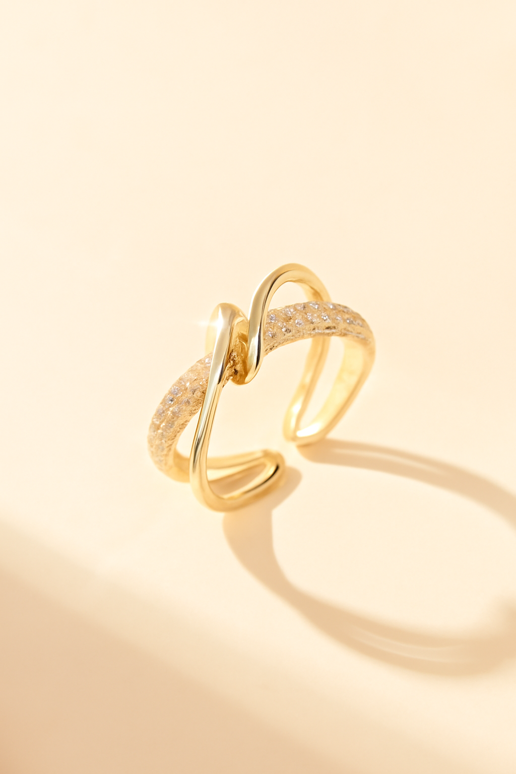 Funkelnder Ring mit synthetischen Zirkonen in elegantem goldfarbenem Kupfer