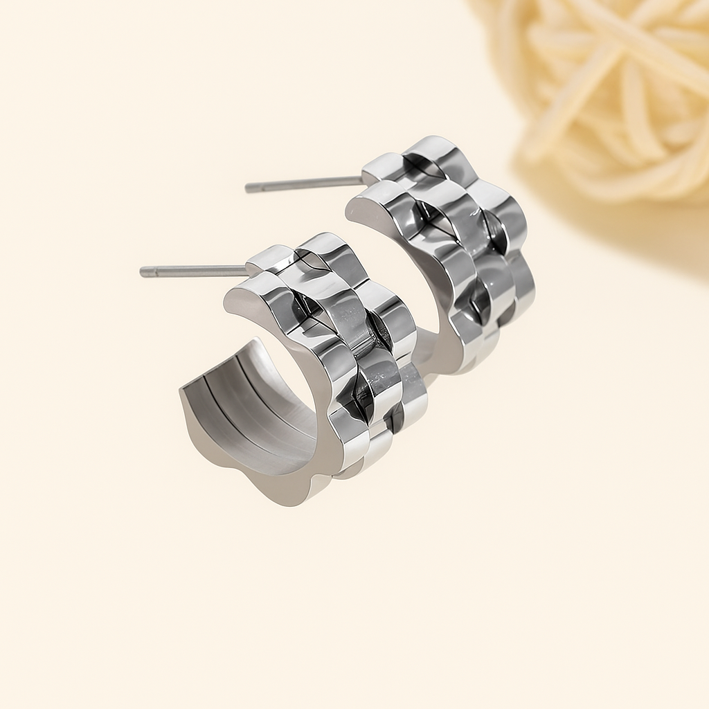 Paar stilvolle dreilagige Wellenohrringe aus Edelstahl