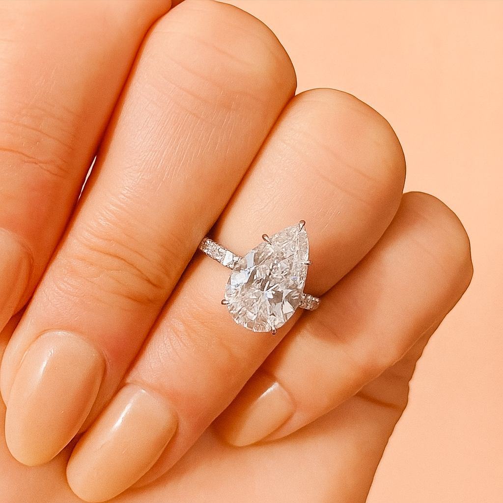 Luxuriöser Teardrop-Ring mit kubischem Zirkon für Frauen