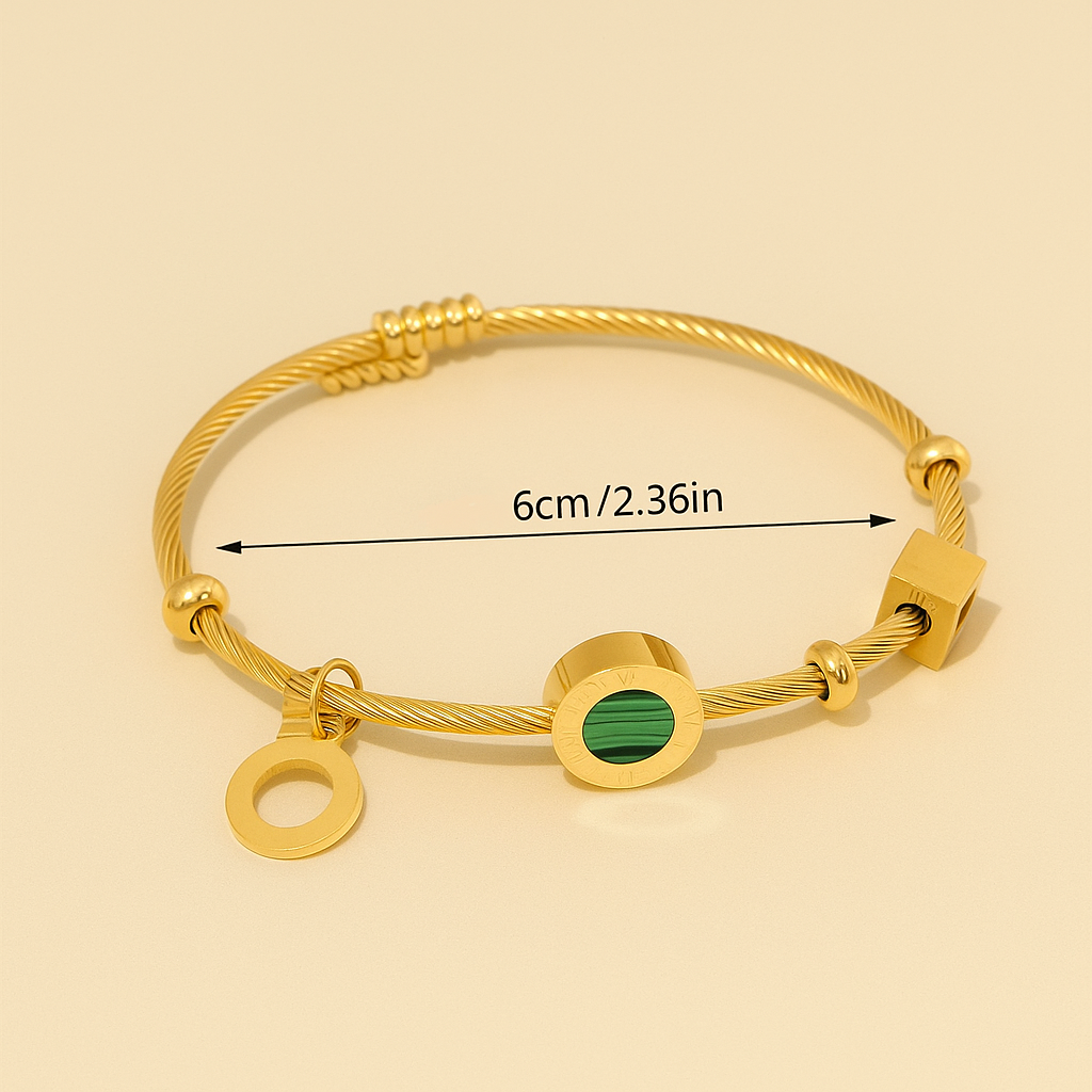 Elegantes goldenes Manschettenarmband mit grünen Steinen und Goldperlen