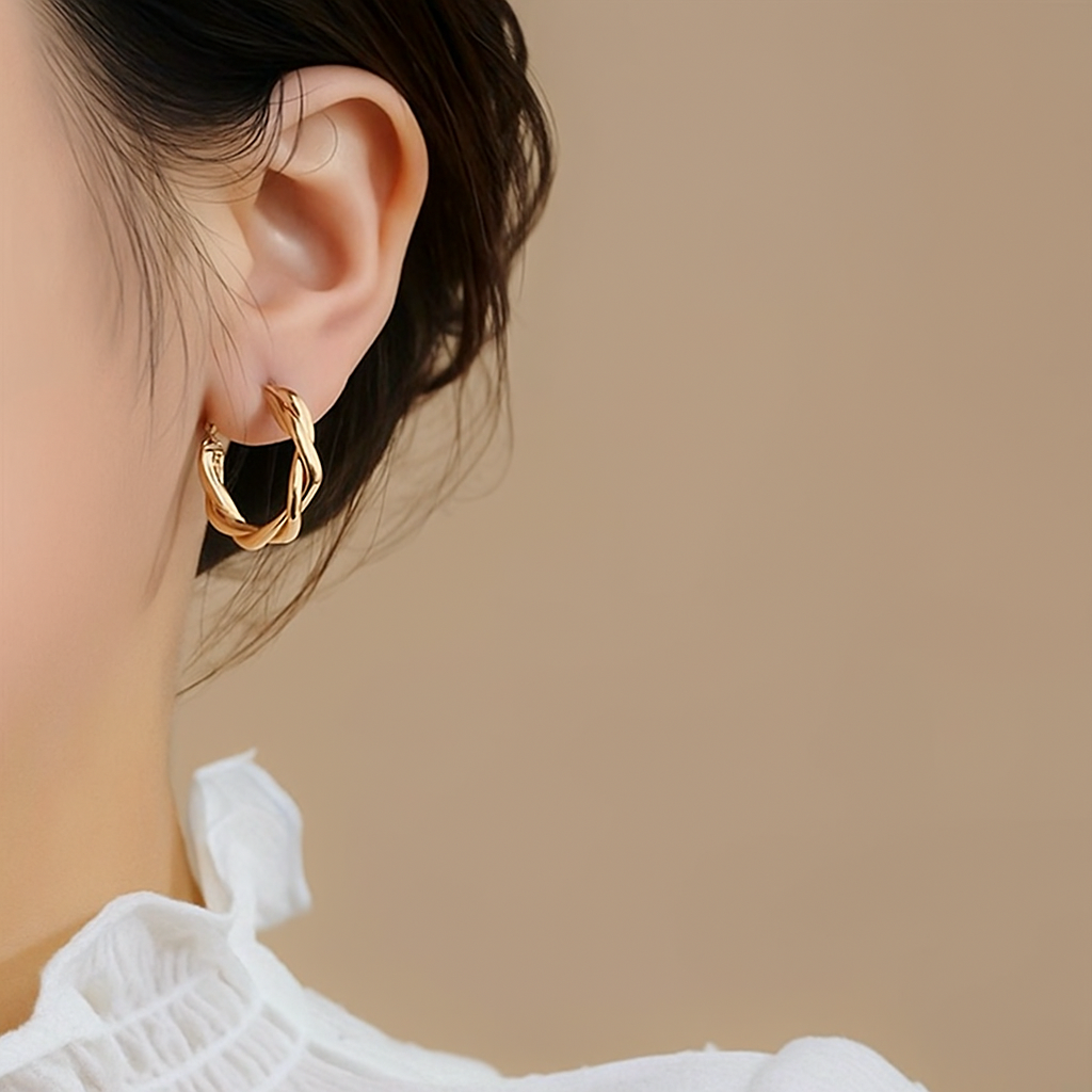 Goldene gedrehte Ohrringe - Minimalistische Ohrringe