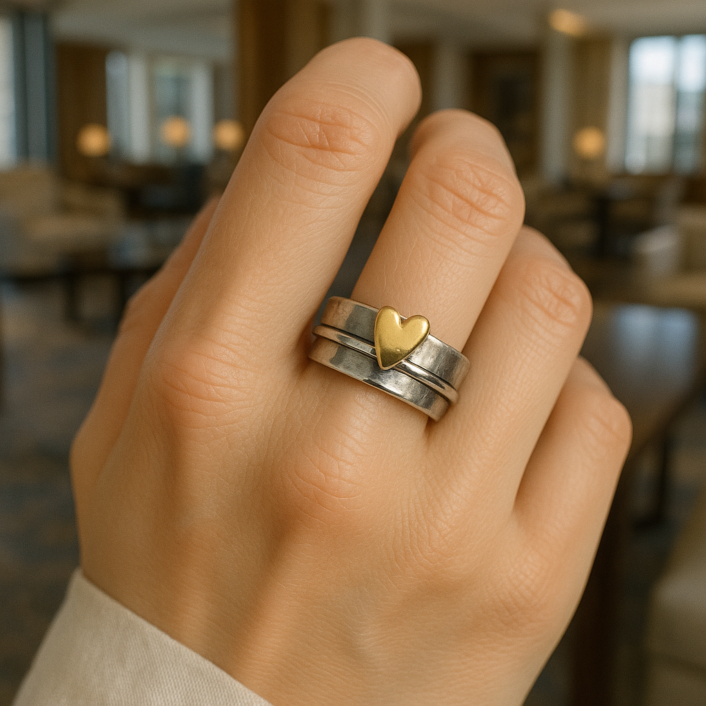 Mely – Silberring mit goldenem Herz