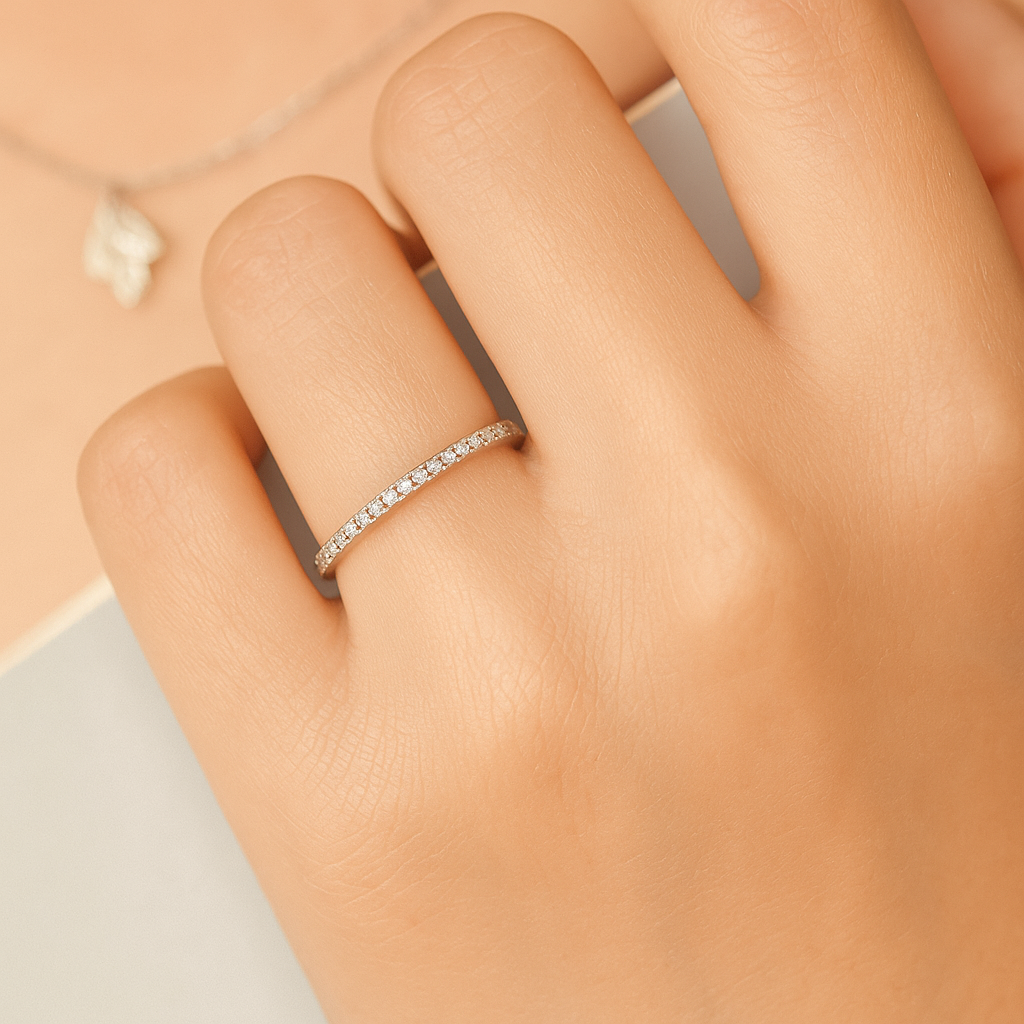 Silberner Damenring mit funkelndem Zirkonia