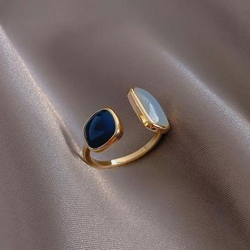Eleganter offener Ring mit Saphir
