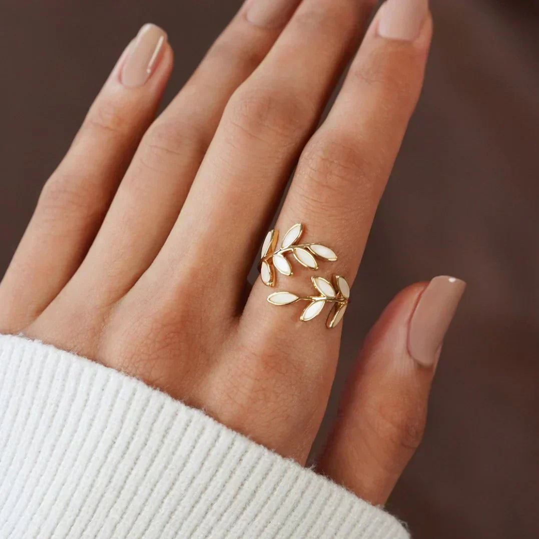 Pure – Verstellbarer Ring mit weißem Opal und Blattdesign