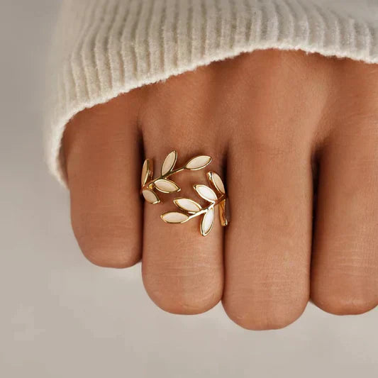 Pure – Verstellbarer Ring mit weißem Opal und Blattdesign