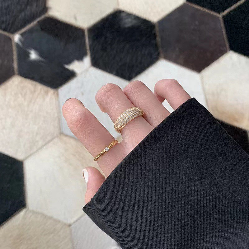 Goldring mit Kristallkuppel