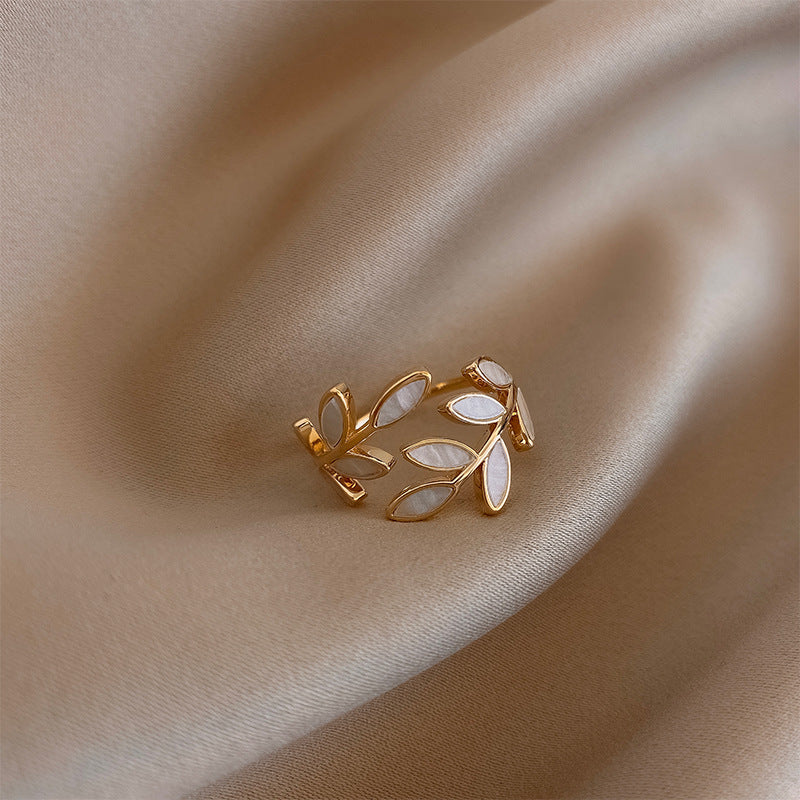 Pure – Verstellbarer Ring mit weißem Opal und Blattdesign