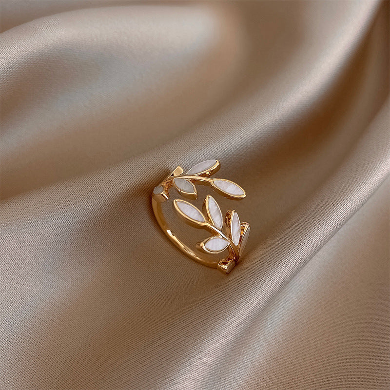 Pure – Verstellbarer Ring mit weißem Opal und Blattdesign