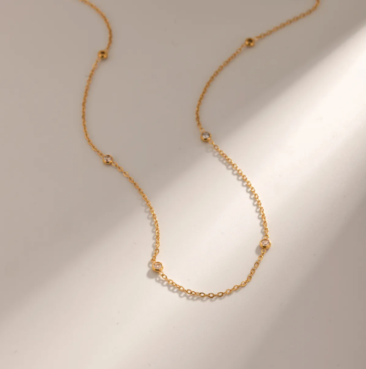 Raffinierte Halskette - Detail aus Goldperlen
