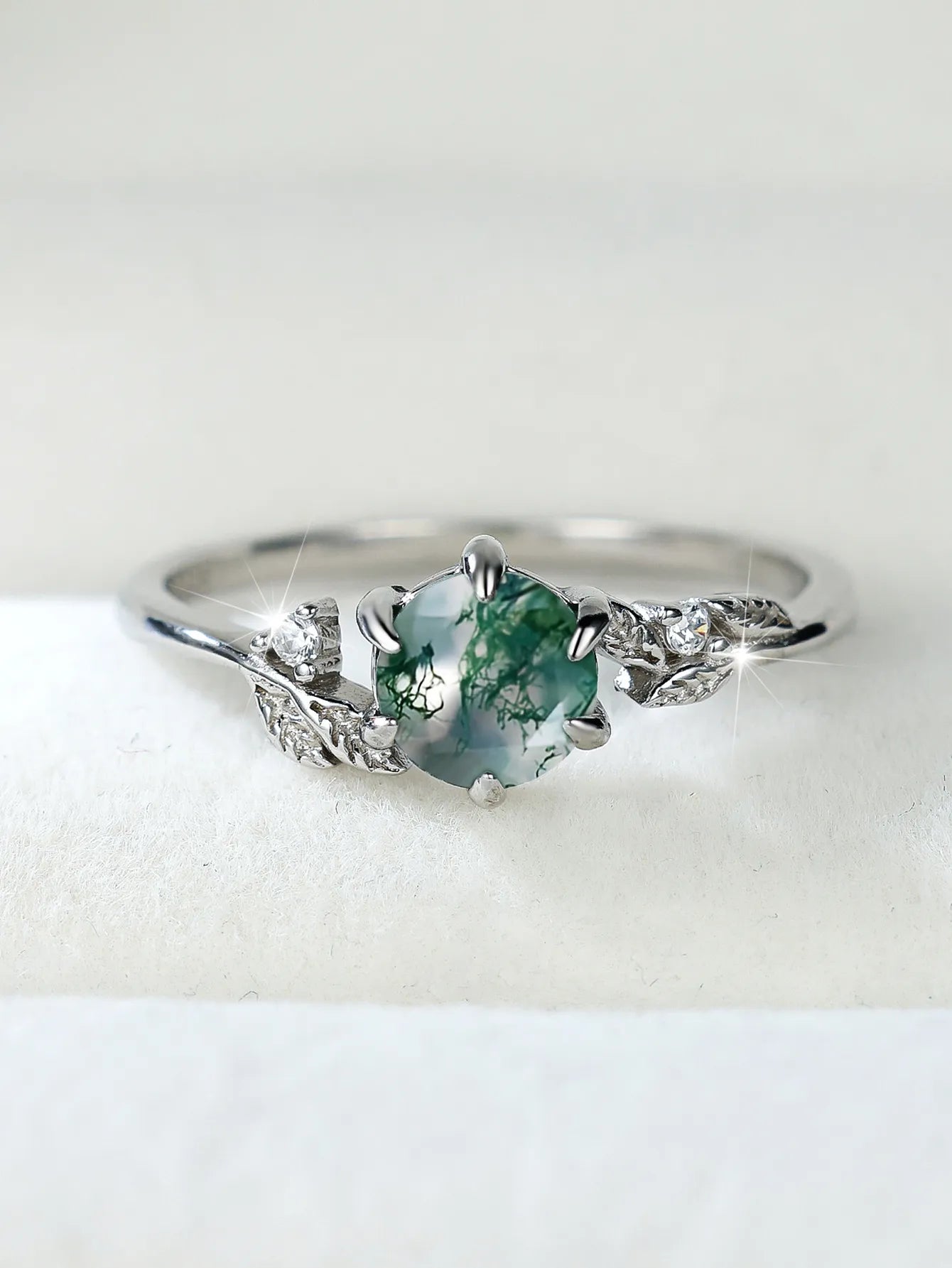 Silberring mit funkelndem Edelstein