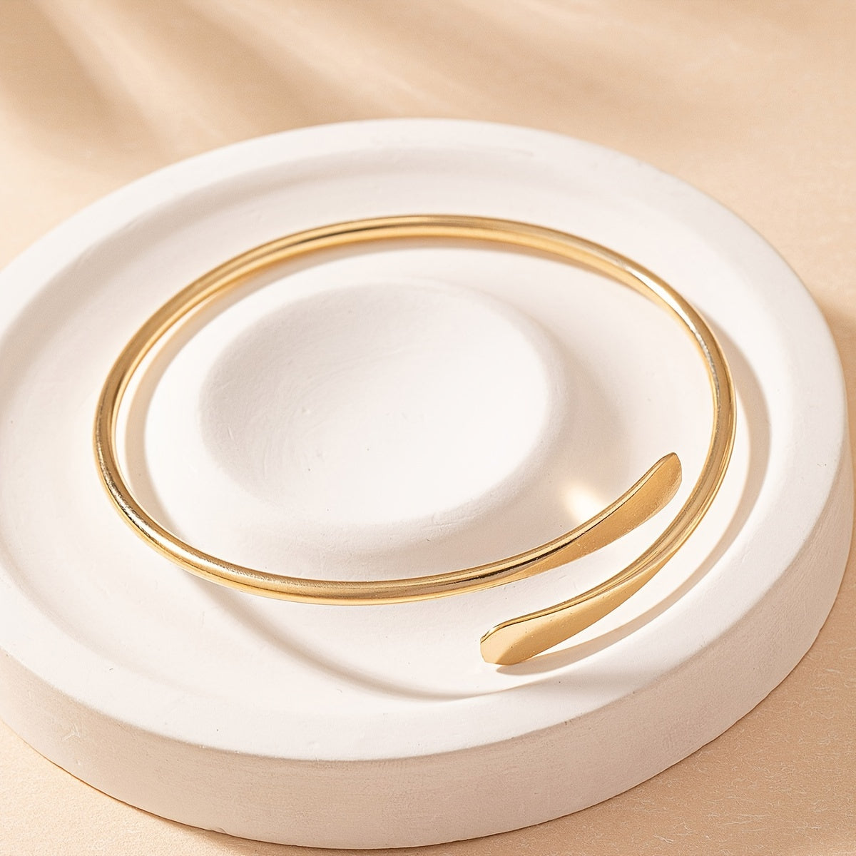 Seidener Bogen Minimalistischer Goldarmreif für lässigen Chic