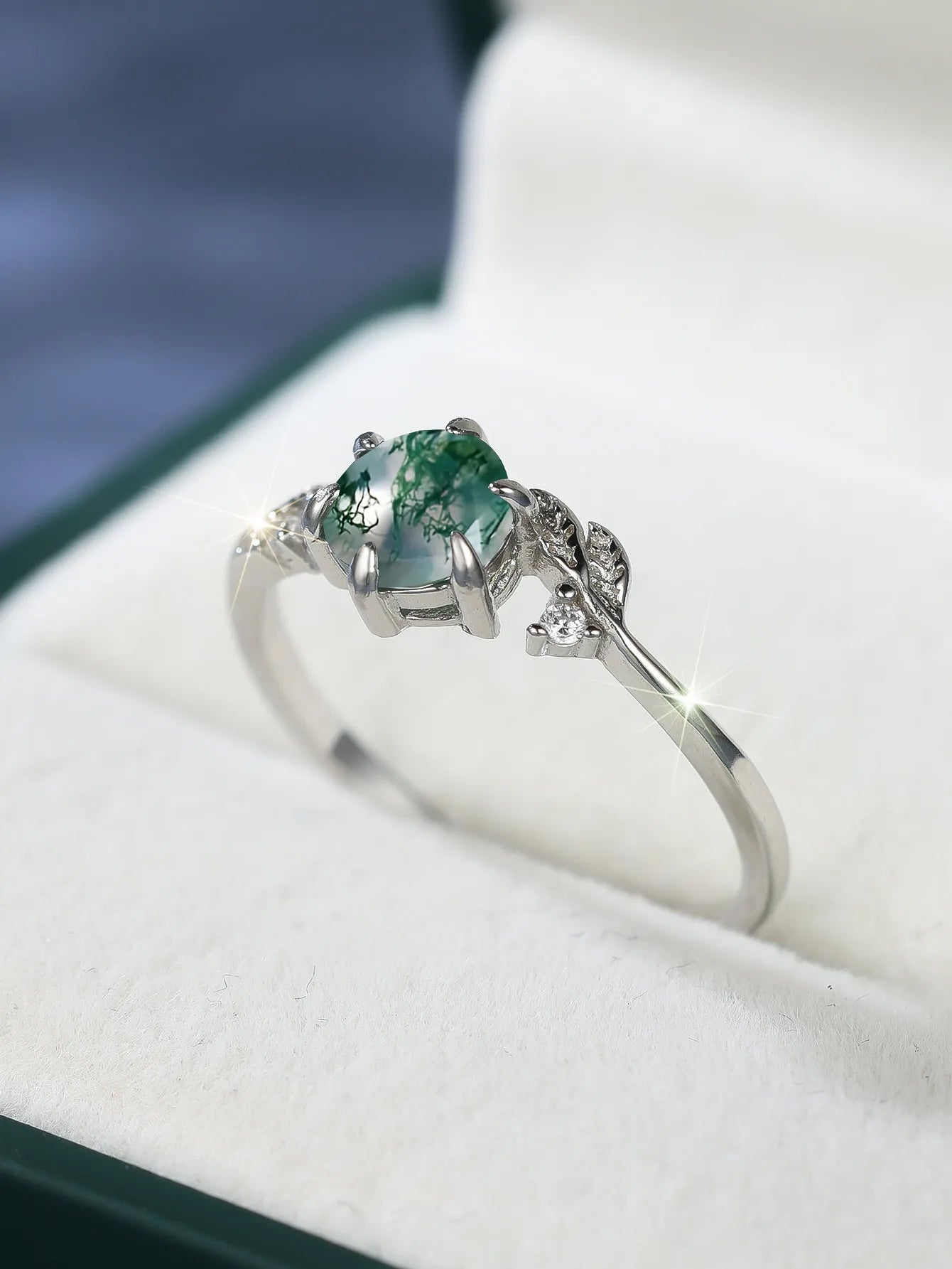 Silberring mit funkelndem Edelstein