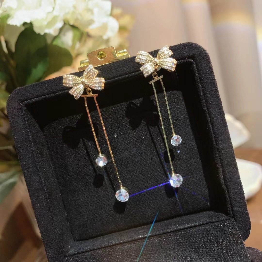 Schimmernde Schleifen-Ohrringe