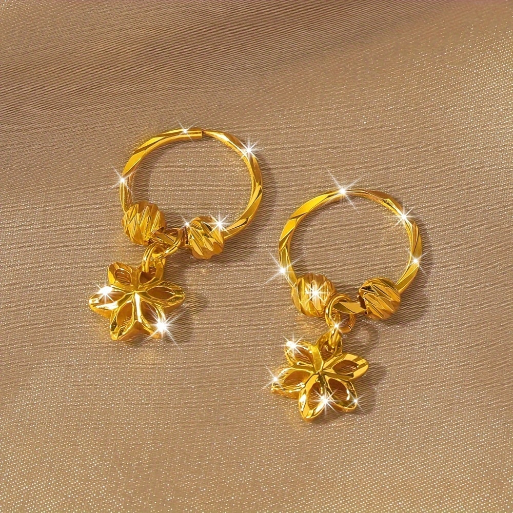 Paar vergoldete hohle Stern-Ohrringe mit Blumenmotiv und Perlen