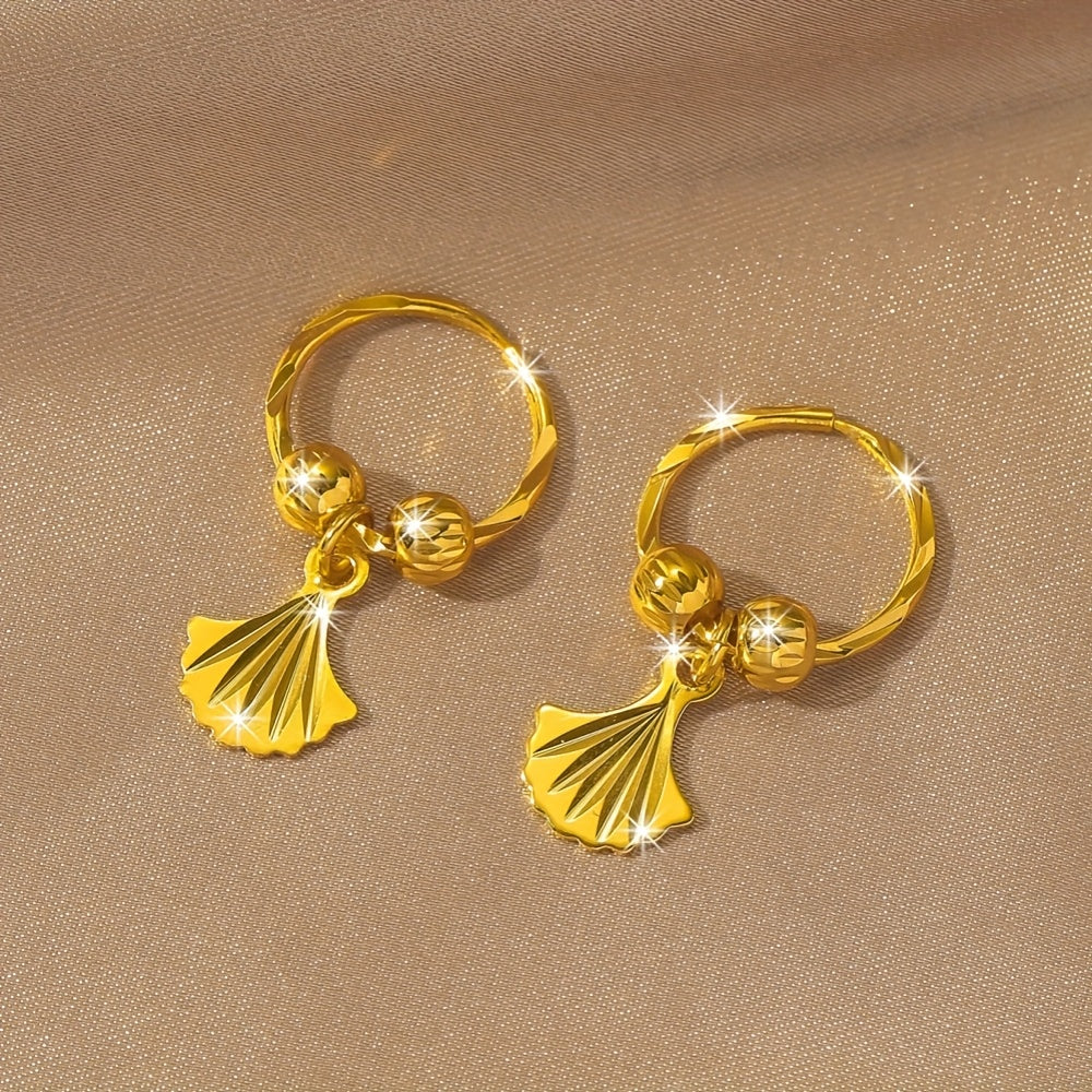 Paar vergoldete hohle Stern-Ohrringe mit Blumenmotiv und Perlen