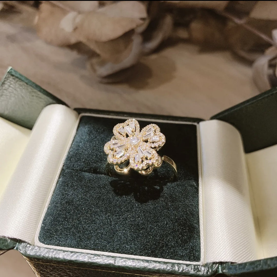 Zirkonring mit vierblättrigem Kleeblatt