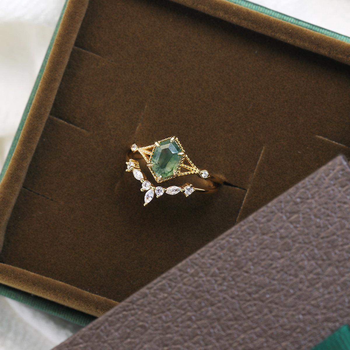 Eleganter Ring mit natürlichem grünem Moosachat