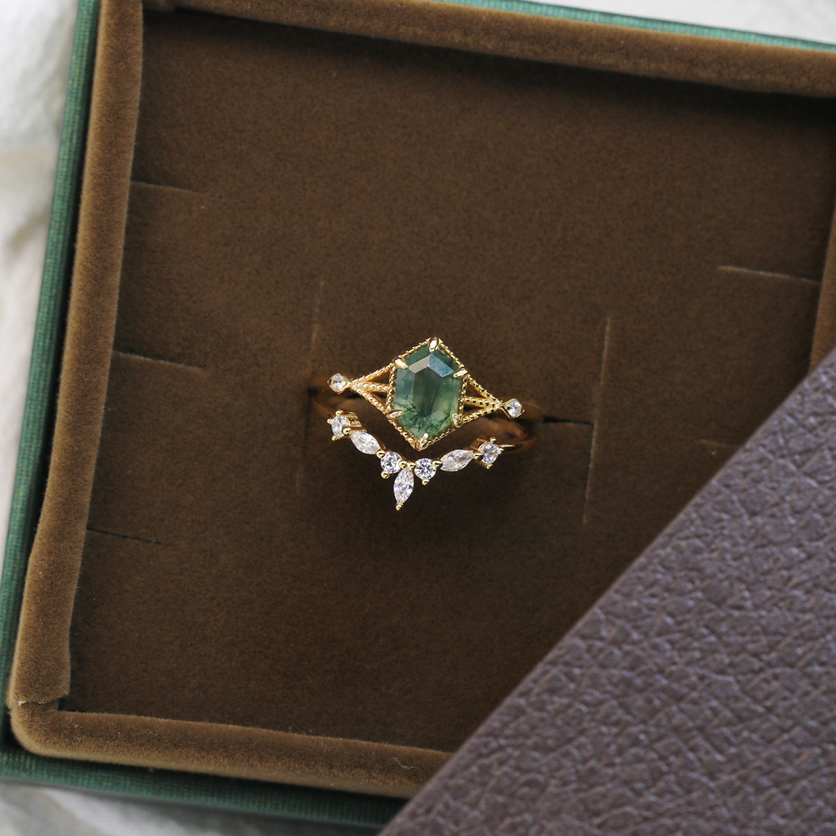 Eleganter Ring mit natürlichem grünem Moosachat