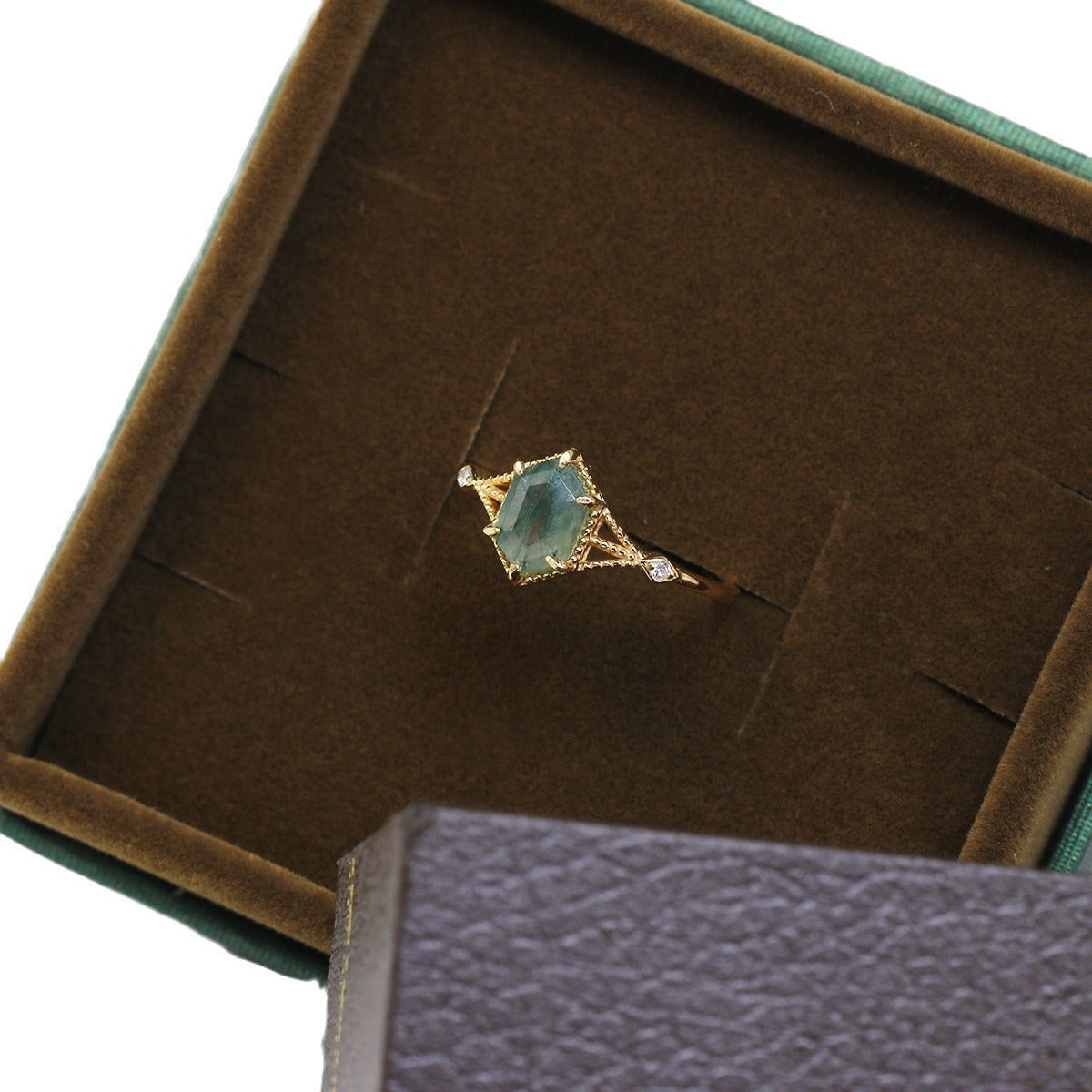 Eleganter Ring mit natürlichem grünem Moosachat