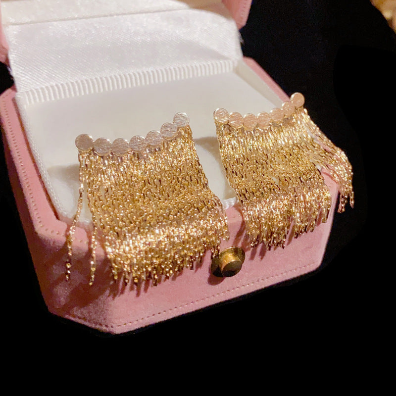 Lange Ohrringe mit geschwungenem Stab und Quaste