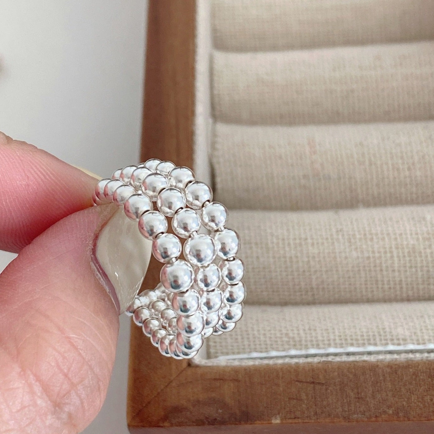 Mehrschichtiger kleiner Silberkugelring