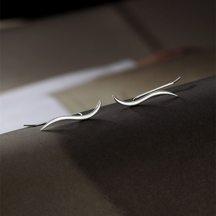 Einfache stromlinienförmige Ohrringe