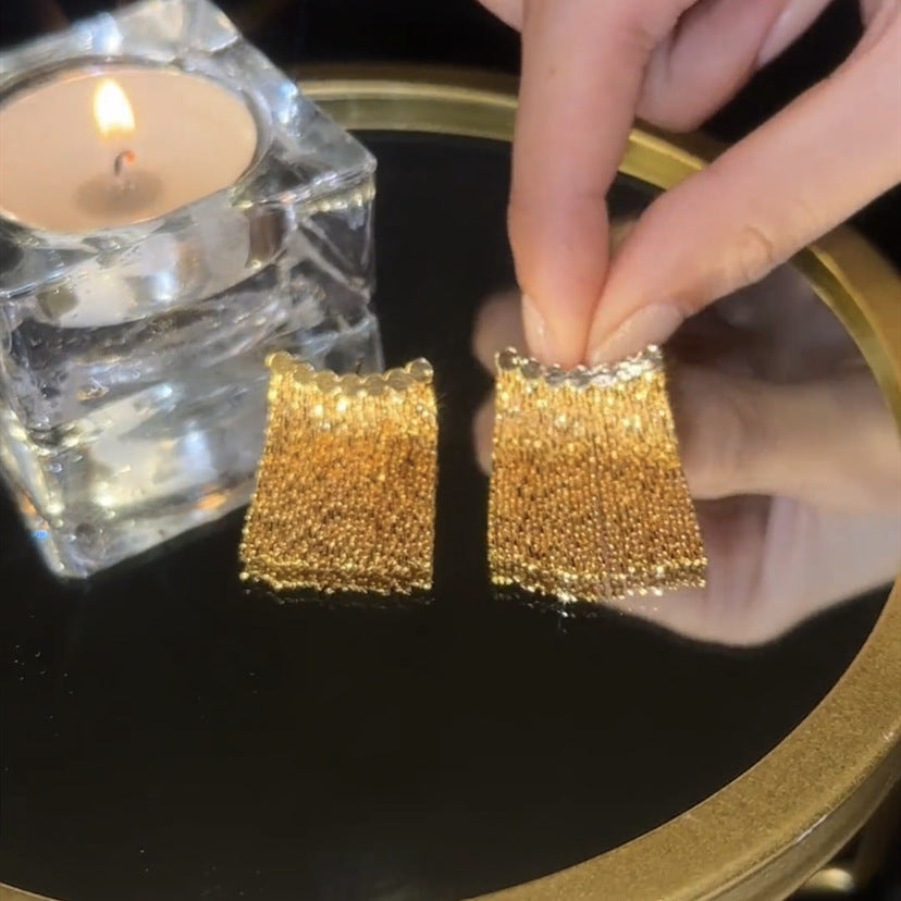 Lange Ohrringe mit geschwungenem Stab und Quaste