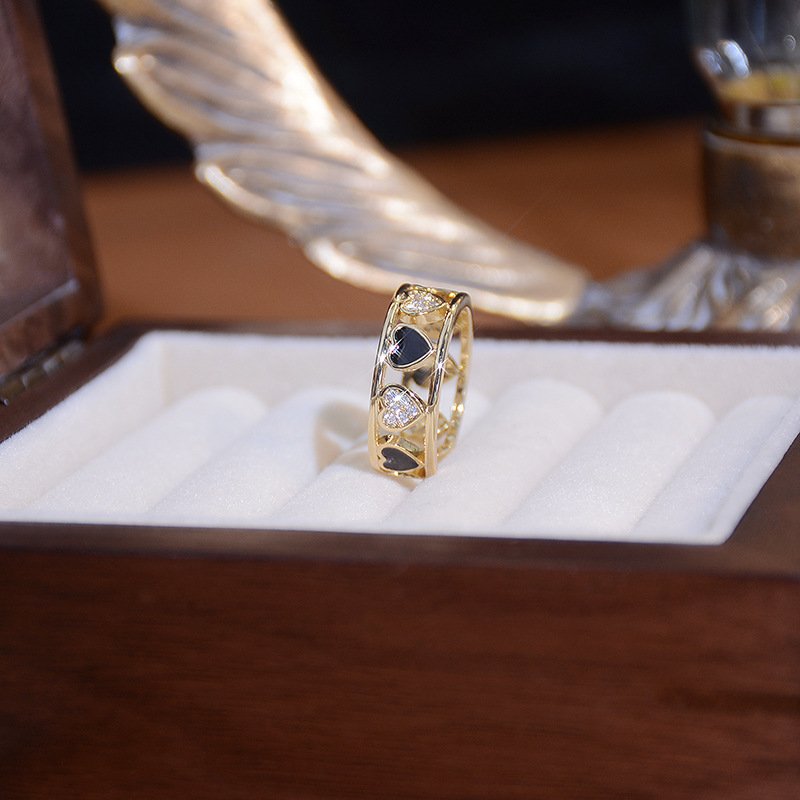 Durchbrochener Herzring mit Zirkonia-Einlage