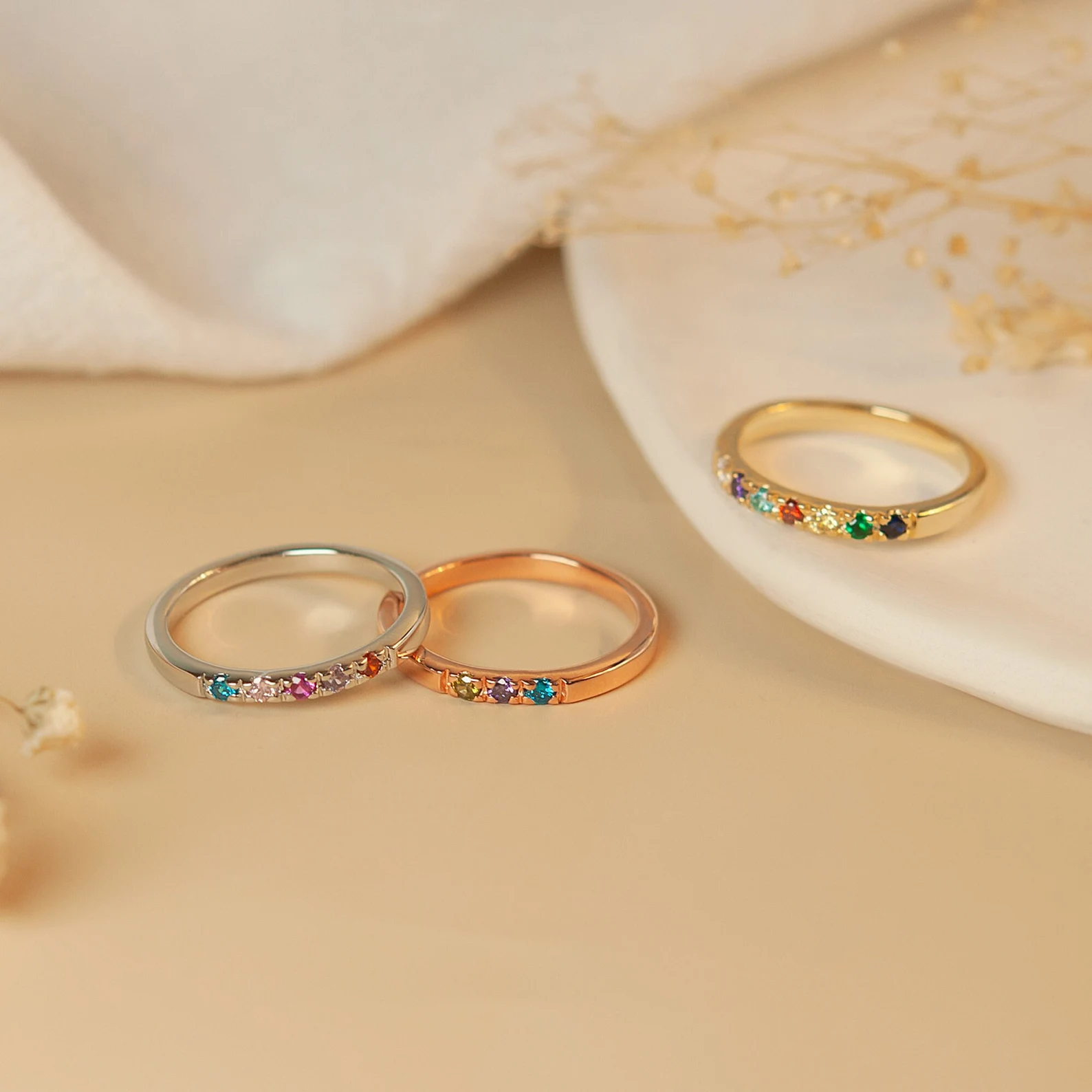 Zarter Goldener Geburtsstein-Ring – Familienschmuck mit Bedeutung