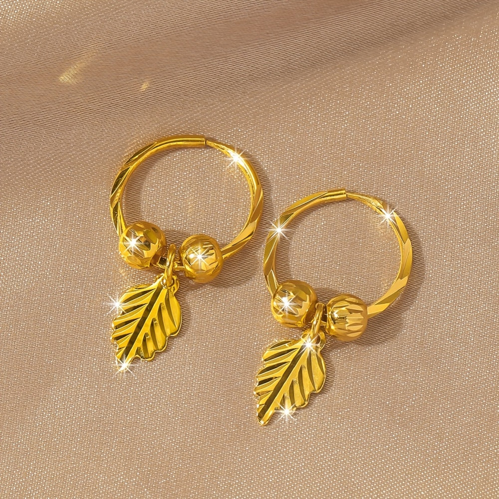 Paar vergoldete hohle Stern-Ohrringe mit Blumenmotiv und Perlen