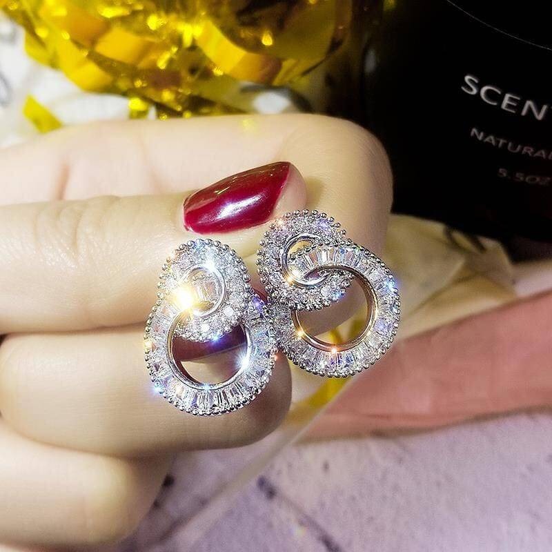 Die ineinandergreifenden Kreis-Ohrringe von Elise