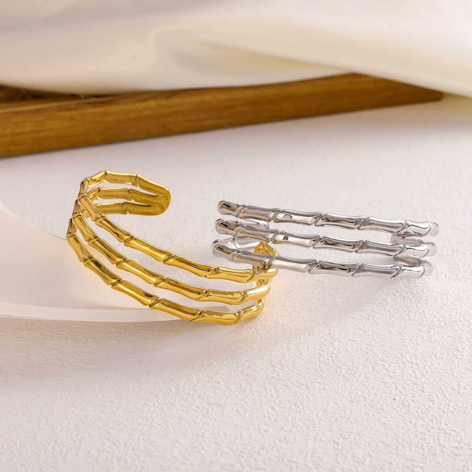 Cece C-förmiges Titan-Stahl-Armband - Gold