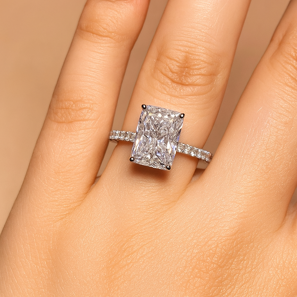 Geometrischer Ring mit weißem Zirkon und rechteckigem Stein