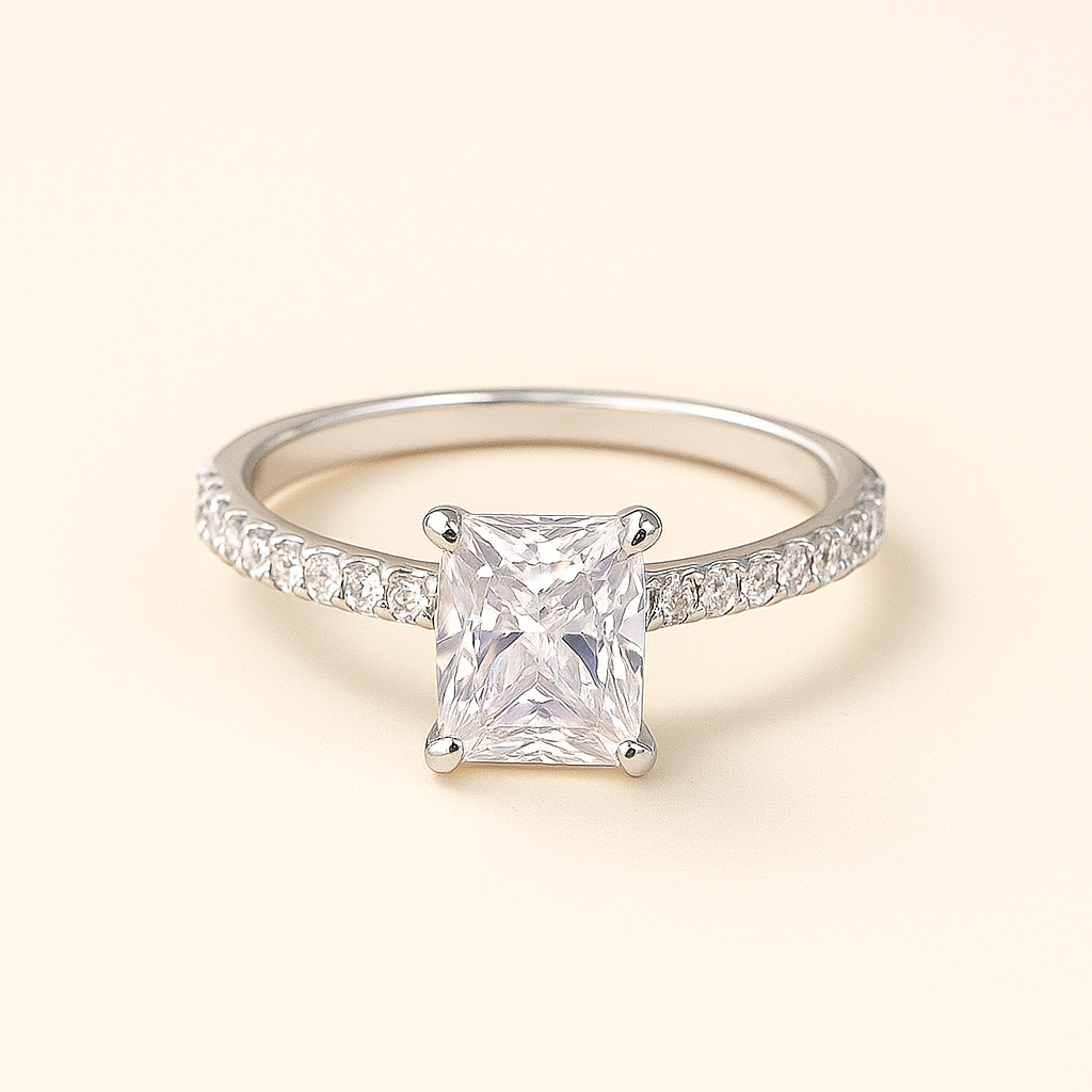 Geometrischer Ring mit weißem Zirkon und rechteckigem Stein