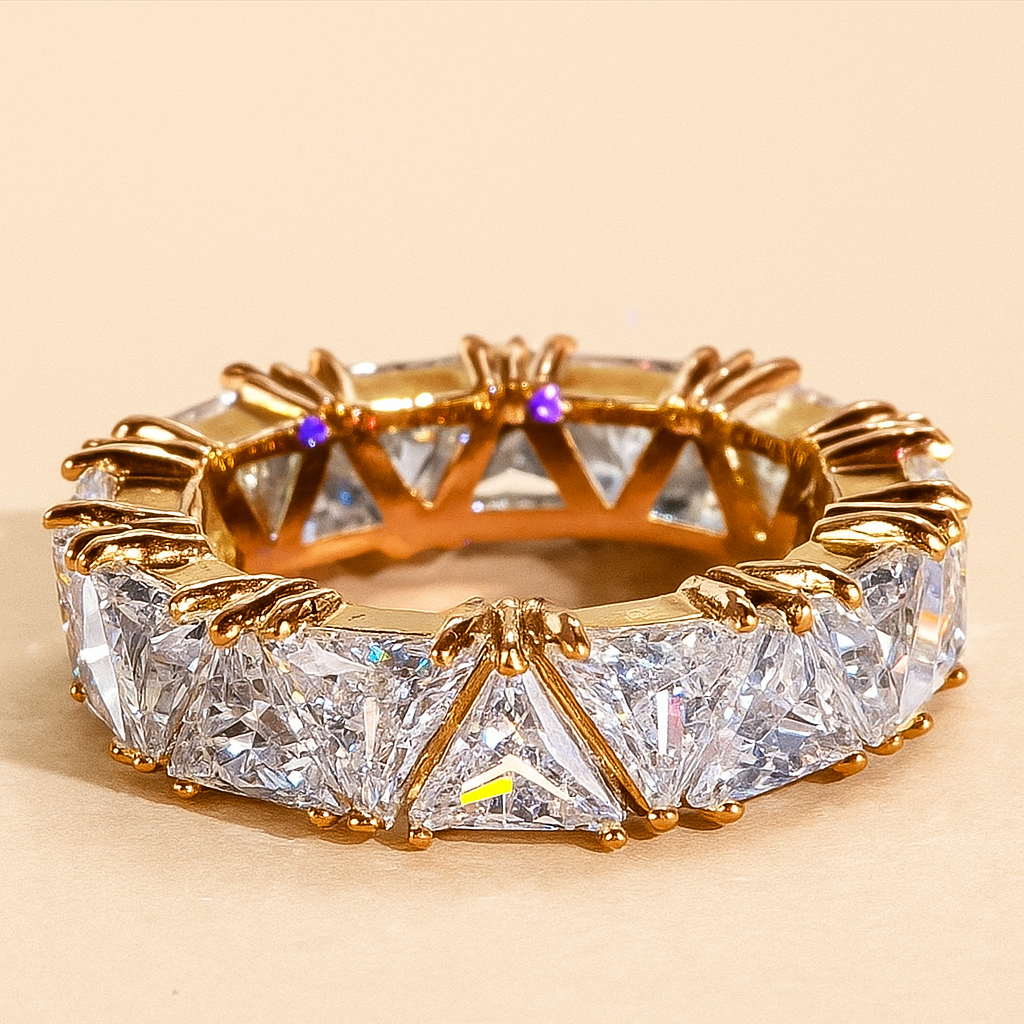 Luxuriöser Verlobungsring mit synthetischem Zirkon im Dreieck-Schliff