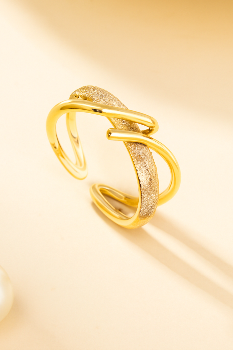 Funkelnder Ring mit synthetischen Zirkonen in elegantem goldfarbenem Kupfer