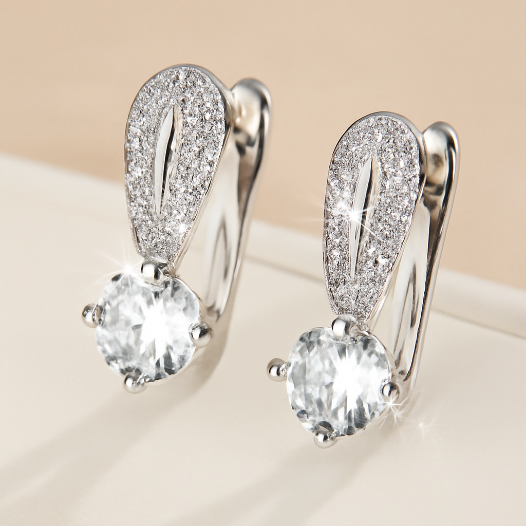 Ein Paar zarte und stilvolle Ohrringe, geeignet für das tägliche Tragen.