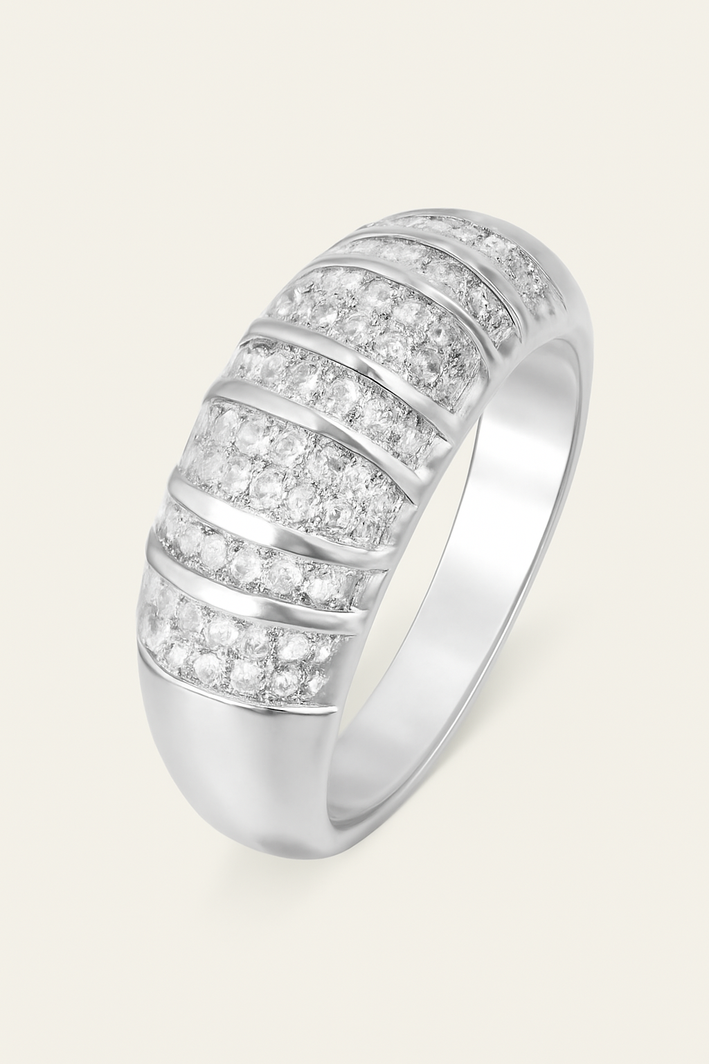 Eleganter Ring mit synthetischen Zirkonen im Vintage-Stil