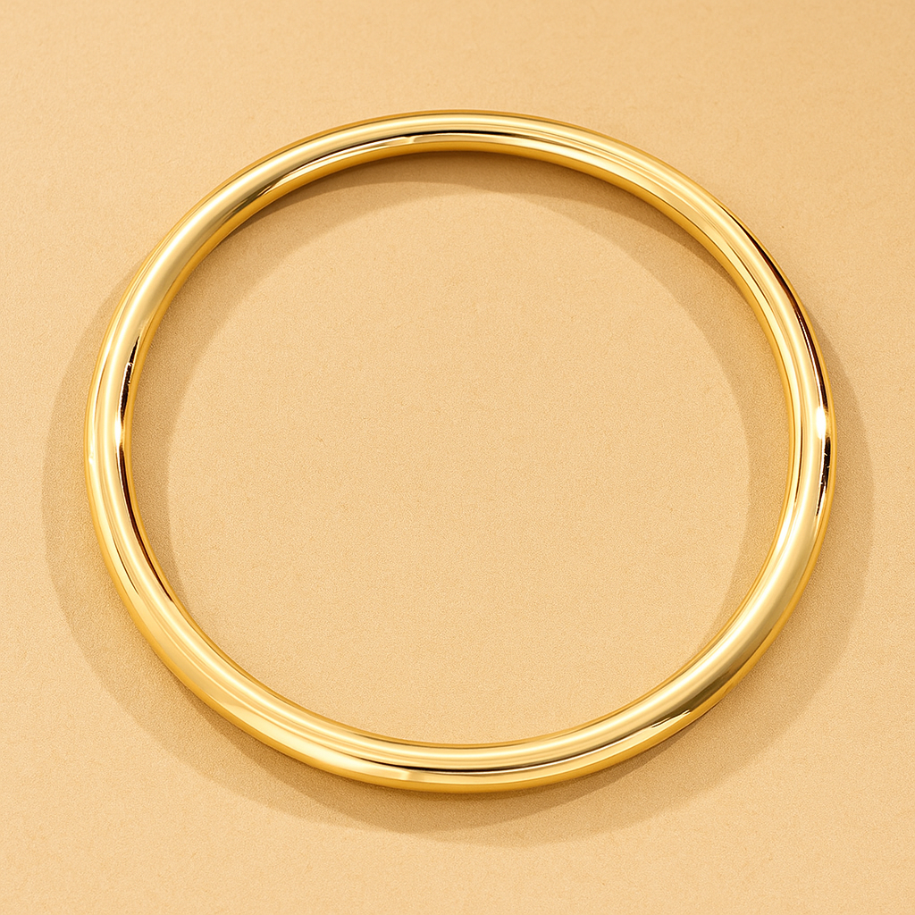 Eleganter gold Armreif mit dünnem Rohr